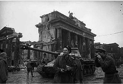 Kızıl Ordu tankları Berlin'de