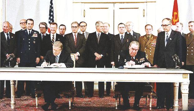 Brejnev ve Jimmy Carter SALT II Antlaşmasını imzalarken, 18 Haziran 1979, Viyana