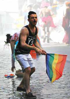 LGBTİ mensubu bir aktivist