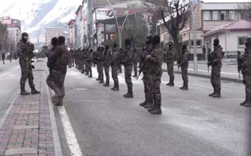 Seçim kurulları önünde bekleyen askerler