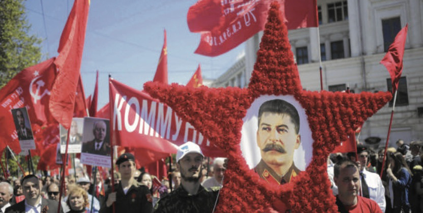 Stalin posterinin taşındığı bir yürüyüş
