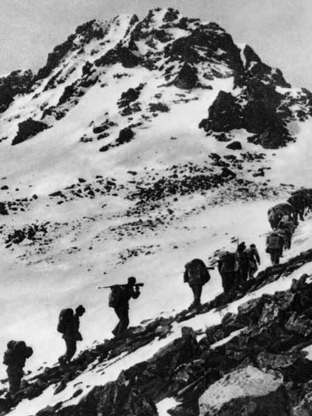 Mao’nun ve ÇKP’nin önderliğinde 100.000 insan 13.000 km’lik zorlu yürüyüş sonrası Şensi eyaletine vardıklarında sosyalizm tohumları Çin topraklarına bir daha sökülmemek üzere ekilmiş oldu.